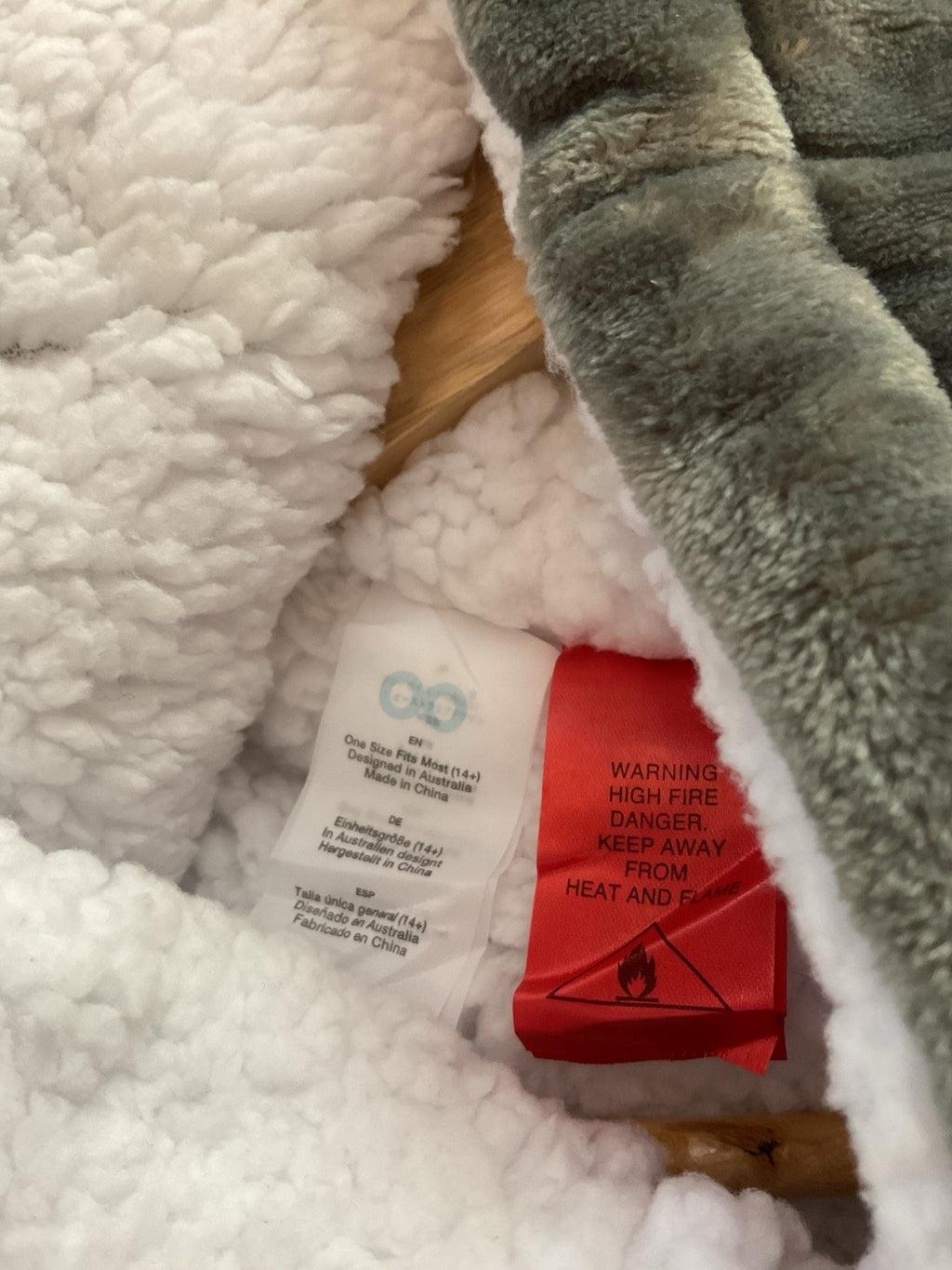 The Oodie Poncho Blanket Light Grey RARE Quilted Adults Bnwt7