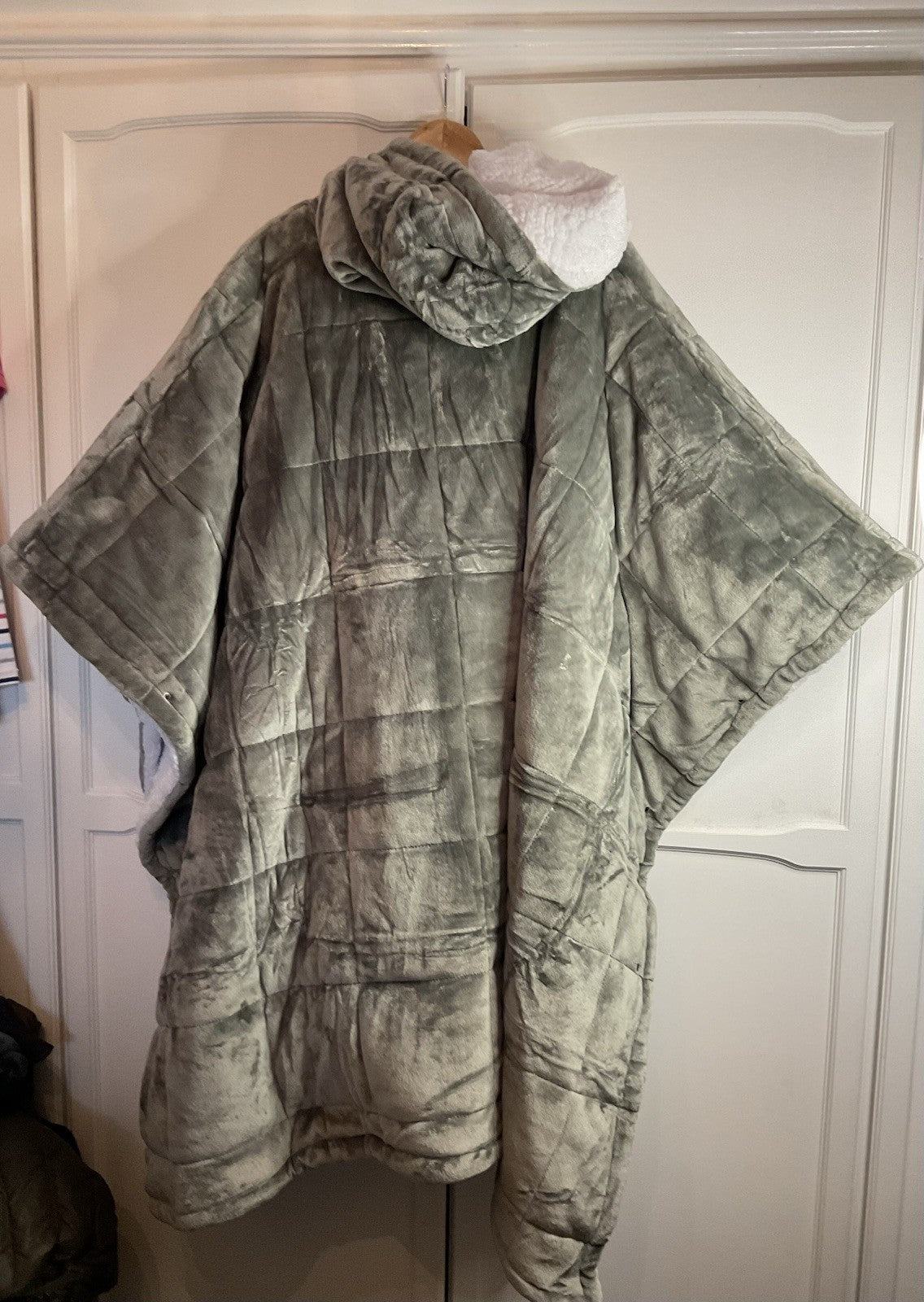 The Oodie Poncho Blanket Light Grey RARE Quilted Adults Bnwt2