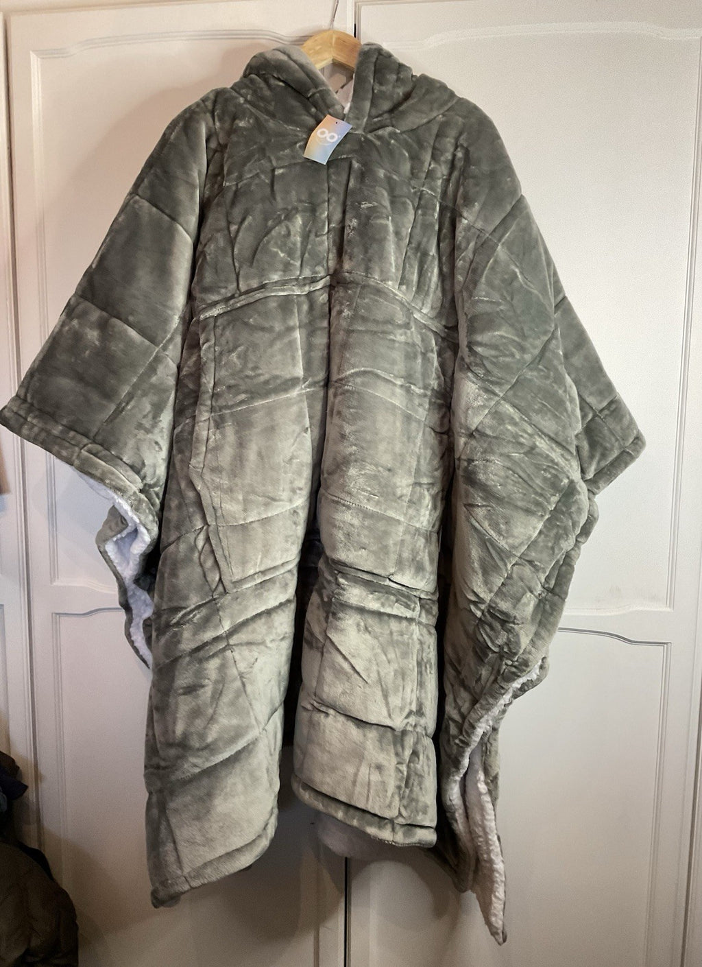 The Oodie Poncho Blanket Light Grey RARE Quilted Adults Bnwt1