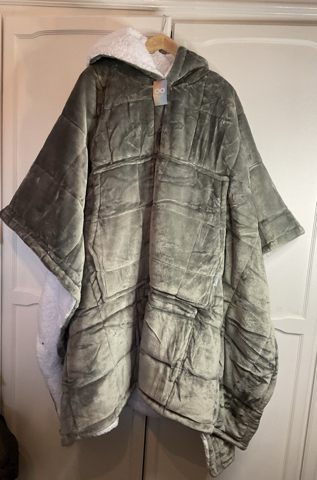 The Oodie Poncho Blanket Light Grey RARE Quilted Adults Bnwt0