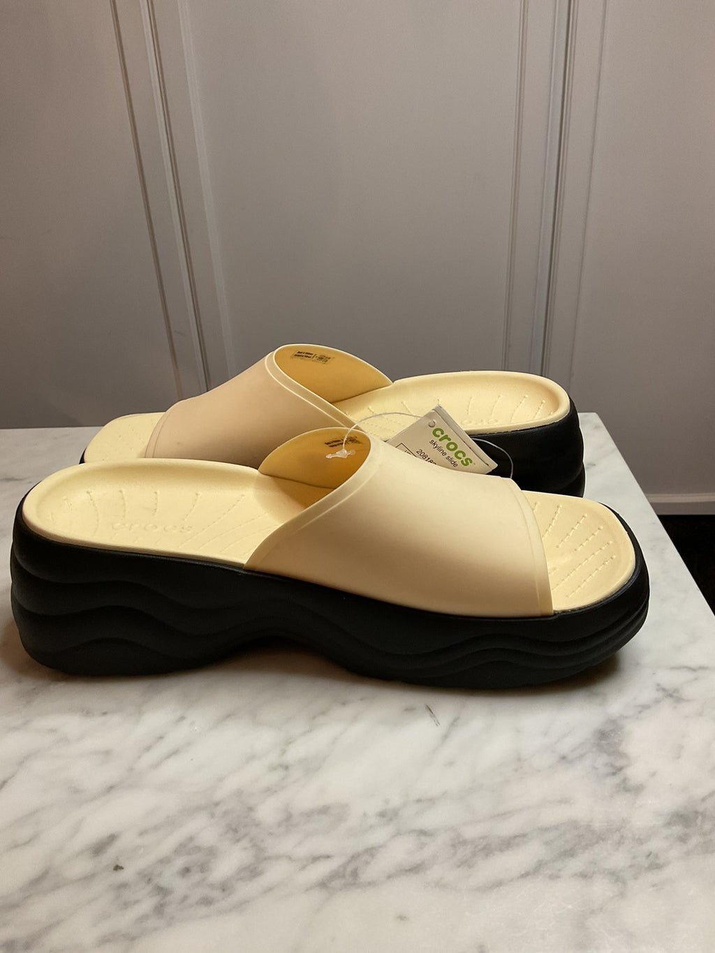 Crocs Skyline Slide 208182-1LG Ladies Vanilla And Black Slider Sandals UK 7 -New1